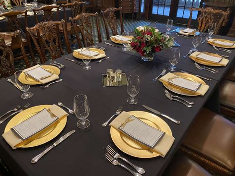 Birthday Table Set Up For Men, Classy Birthday Party Ideas, Birthday Restaurant Ideas, Classy Birthday Party, 70s Birthday, Sweet 13, Restaurants For Birthdays, Classy Birthday, 50th Birthday Men