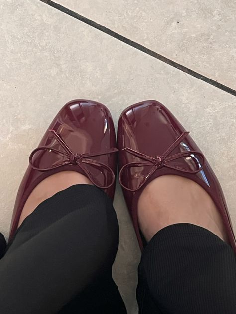 the most beautiful burgundy ballet flats. Red Fall Fashion, Burgundy Ballet Flats, Burgundy Flats, Ballet Flats Outfit, Red Ballet Flats, Grandma Fashion, Flats Outfit, Girls Flats, Red Flats