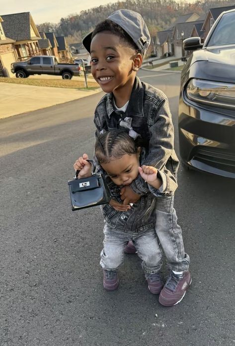 Black Sibling Goals, Older Brother Little Sister Aesthetic, Kid Couples, Big Brother And Little Sister, Blasian Babies, Big Brother Little Sister, Mommy And Baby Pictures, Kids Goals, Mommy Moments