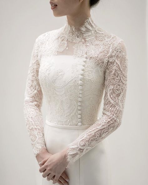 HIAN TJEN on Instagram: “The sophisticated beauty. A classic style wedding dress features re-embroidered Lyon lace bodice with a high collar, long sleeves and…” Mother Gown, High Collar Wedding Dress, Hian Tjen, Classic Style Wedding, Hijab Brides, Model Dress Kebaya, Mothers Gowns, Kebaya Modern Dress, Black Wedding Gowns