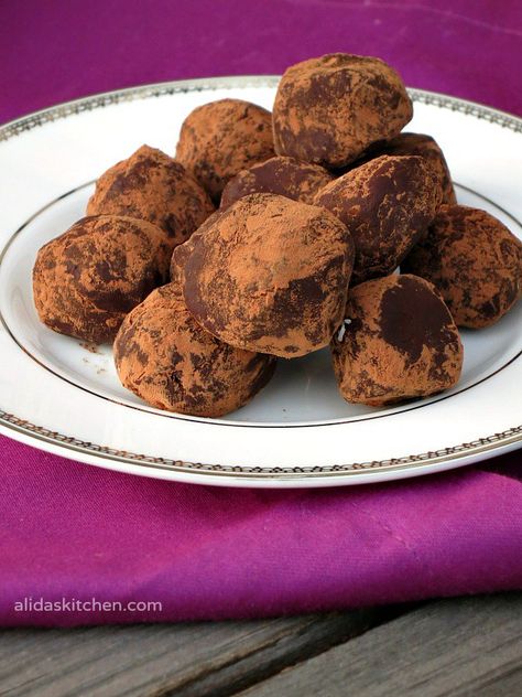 Pinot Noir Dark Chocolate Truffles | easy to make dark chocolate truffles infused with Pinot Noir wine #SundaySupper Gluten Free Coffee, Homemade Truffles, Dark Chocolate Truffles, Truffle Recipe Chocolate, Cake Truffles, Dessert Ingredients, Pudding Cake, Free Coffee, Candy Shop