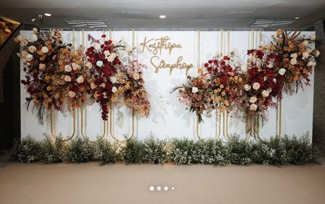 Maroon Wedding Decorations, Marriage Hall Decoration, Dekor Lamaran, Marriage Hall, Wedding Wallpaper, Hall Decoration, Maroon Wedding, Wedding Moodboard, Wedding Arches