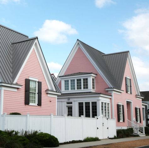 12 Exterior Paint Colors That Can Make Your House Look Cheap Peach House Exterior Paint Colors, Beachy Exterior House Colors, Pink Houses Exterior, Pink Exterior House, Pink House Exterior, Nantucket Cottage, Stucco Homes, Off White Paints, Exterior Paint Color