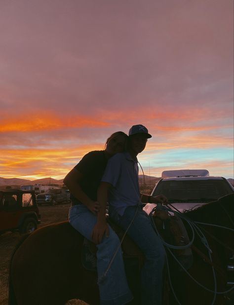 Country Couple Pictures With Horses, Cute Country Couples Goals, Western Date Ideas, Cowboy Relationships, Cowboy Boyfriend Aesthetic, Rodeo Boyfriend, Rodeo Couples Goals, Cowboy Couple Aesthetic, Cowboy Romance Aesthetic