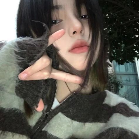 She is very beautiful with a sharp gaze that makes men melt on her❤️ I really admire her🤩 Click visit to see more interesting photos🥰 Justina Xie, Pic Pose, Best Photo Poses, Uzzlang Girl, Pose Reference Photo, 가을 패션, Cute Selfie Ideas, Pretty Selfies, Insta Photo Ideas