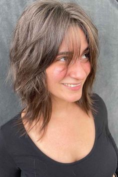 Have you been searching for glamorous face-framing layered and choppy shoulder-length hair for a modern style? On this choppy layered haircut, you will almost be unrecognizable, but nobody will be able to take their eyes off you! We recommend checking our link to see more photos like this. // Photo Credit: @danidontplaythatway on Instagram Matrix Hairstyle, Hairstyles Reference, Haircut Tutorials, Choppy Layered Hairstyles, Choppy Layered Haircuts, Haircut Layered, Collarbone Length Hair, Haircuts Layered, Layers Haircut