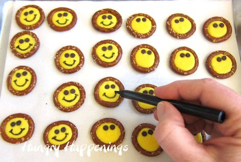 Smile Face Desserts, Smiley Face Veggie Tray, Smiley Face Macaron, Smiley Face Party Food Ideas, Smiley Face Fruit Tray, Smiley Face Treats, Smiley Face Snacks, Smiley Face Party Food, Smiley Face Desserts