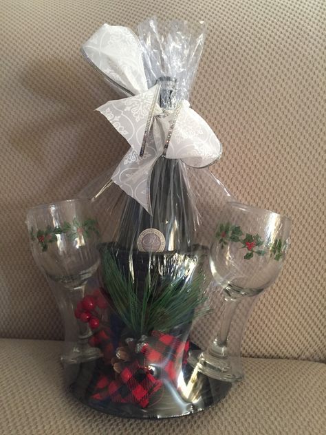 Wine Glass Gift Basket Ideas, Wine And Wine Glass Gift Basket, Wine Bottle And Glasses Gift Basket, Wine Basket Gift Ideas Christmas Diy, Wine Glass Gift Ideas Filled, Wine Glass Gift Basket, Christmas Alcohol Gifts, Christmas Vodka, Wine Glasses Christmas