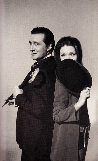 Diana Rigg (1938-2020) as Mrs. Emma Peel & Patrick MacNee as John Steed in the stylish British TV cult classic The Avengers (1961-1969) 7 seasons. (minkshmink) #theavengers #dianarigg #patrickmacnee #emmapeel #mrspeel #johnsteed #classictv Fantasy Tv Series, Diana Riggs, Patrick Macnee, Tara King, Avengers Series, Emma Peel, Joanna Lumley, New Avengers, British Tv