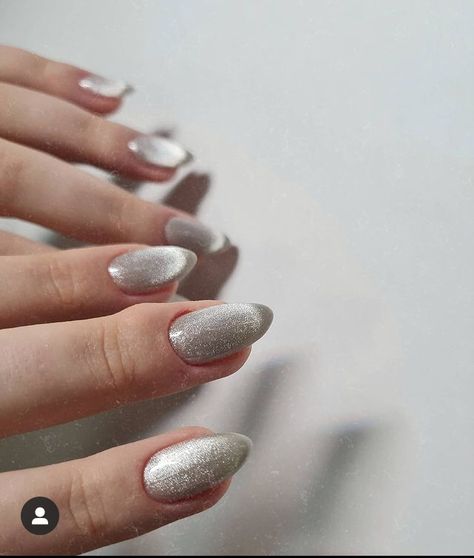 Metallic Nails Design, Prom Nails Silver, Silver Nail Designs, Silver Nail Art, Eye Nail Art, Velvet Nails, Wow Nails, Latest Nail Trends, Silver Nail