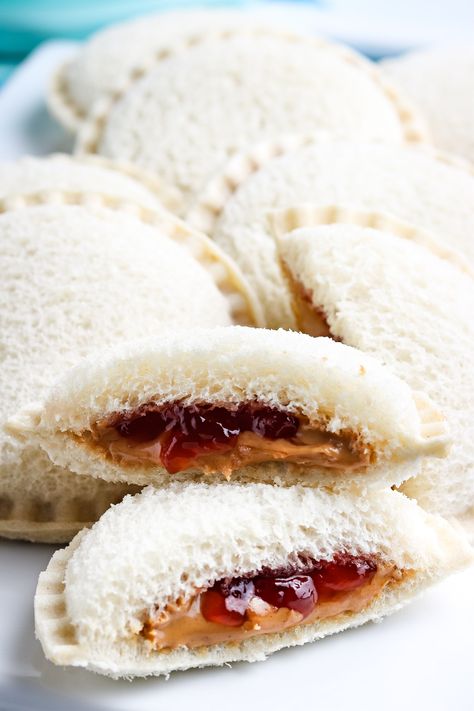 Kids love the famous Smuckers Uncrustable sandwiches that are stuffed with their favorite combination of peanut butter and jelly. Now you can make homemade uncrustables! Making them at home will save you money and the kids are sure to devour them. Picnic Food Kids, Homemade Uncrustables, Homemade Grape Jelly, Kid Sandwiches, Peanut Butter Jelly Sandwich, Easy Picnic Food, Dairy Snacks, Summer Picnic Food, Picnic Snacks