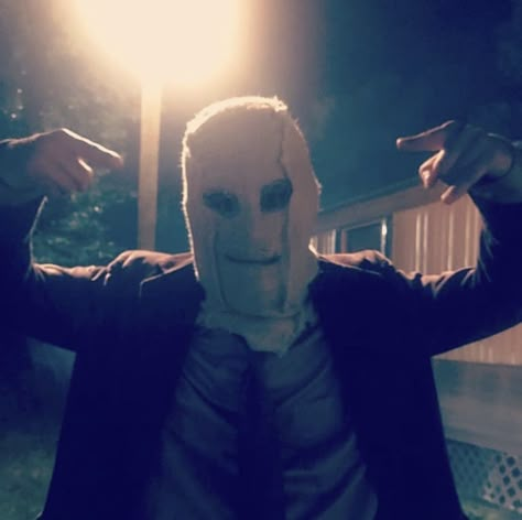 damian maffei as the man in the mask behind the scenes of the strangers: prey at night The Strangers Man In The Mask, The Strangers Pfp, The Strangers Movie, Horror Mask Aesthetic, The Strangers Prey At Night, Masked Man Pfp, Slasher Pfp, The Strangers, Horror Pfp Aesthetic