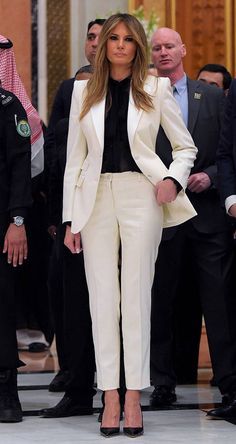 Ladies In Suits, White Pantsuit, Womens Suits Business, Pantsuits For Women, Power Suit, Work Outfits Women, White Blazer, Suit Fashion, White Outfits