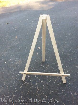 How to make wooden easels for your craft show displays. Step by step tutorial will allow you to make your own. Diy Easel, Wood Easel, Wood Crafting Tools, Wood Pallet Wall, Craft Fair Displays, Display Easel, Diy Chalkboard, Art Easel, Wooden Easel