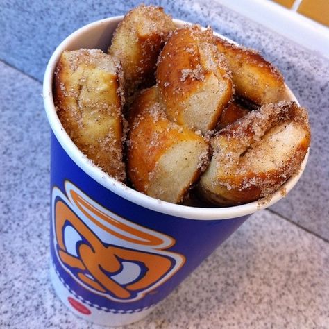 Auntie Anne's r amazing Auntie Annies Pretzel Bites, Auntie Annes, Soul Food Dinner, Junk Food Snacks, Food Babe, Food Therapy, Yummy Comfort Food, Food Recepie, Food Goals