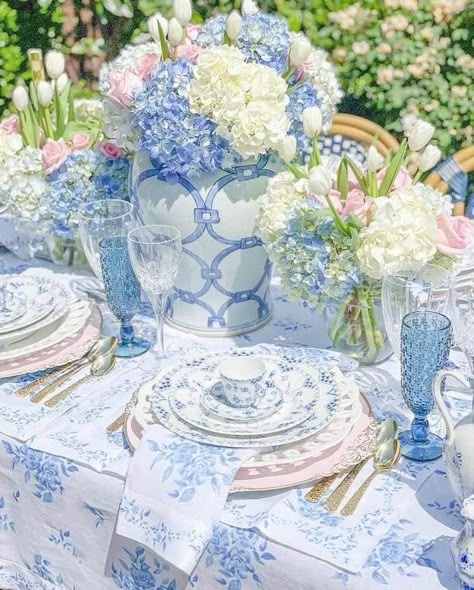 Blue And White Table Setting, White Table Setting, Blue Table Settings, Hydrangea Arrangements, Beautiful Tablescapes, Beautiful Table Settings, Pretty Tables, Table Set Up, Blue Table