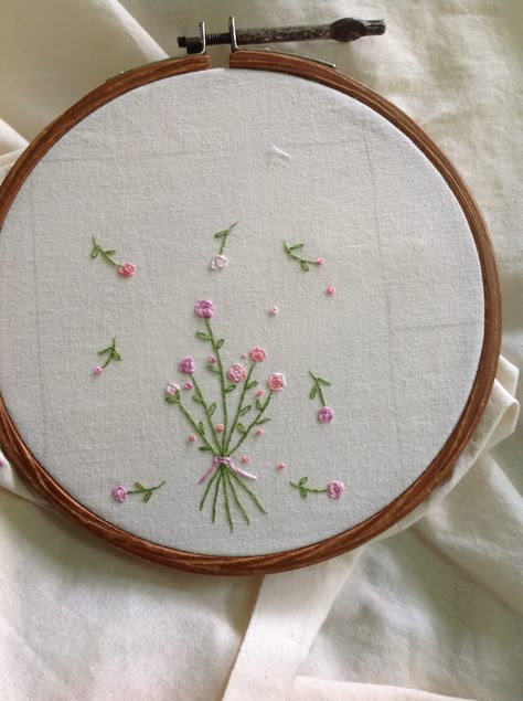 Tiny Flower Embroidery Patterns, Embroidered Flowers Simple, Small Embroidery Flowers, Small Flowers Embroidery, Motif Sulam, Small Flower Embroidery, Embroidery Stitches Flowers, Embroider Ideas, Embroidery Wall Art