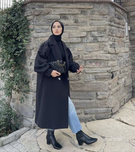 Black Coat Hijab Outfit, Black Trench Coat Outfit Hijab, Black Coat Outfit Winter Classy, Black Coat Outfit Winter, White Hijab Outfit, Winter Outfits Modest, Black Jacket Outfit, Black Coat Outfit, Outfit Muslim