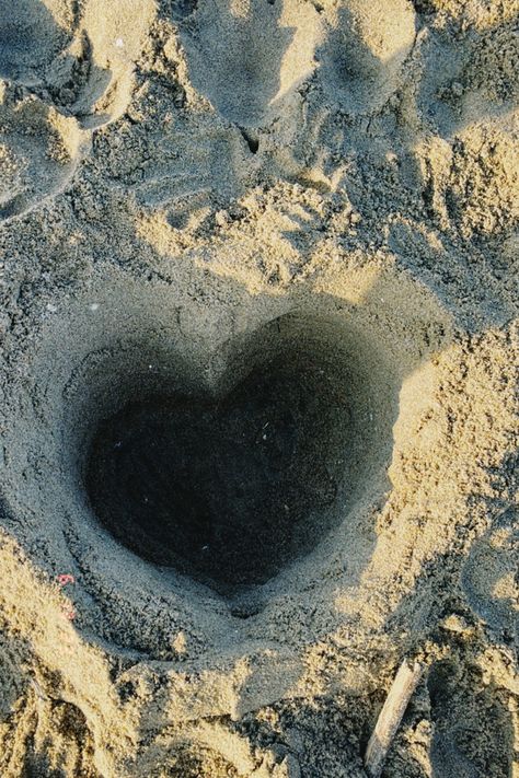 Sand Photos, Beach Hangout, Sand Heart, Heart In Sand, Heart Sand Picture, Beach Heart Pictures, Sand Heart Photo, Heart In Sand Beach Photo Ideas, Heart In Sand Aesthetic