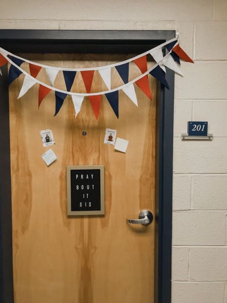 College Dorm Decorating – Daffodil Journal Gcu Dorm, Dorm Door Decor, College Dorm Door, Door Decorations College, Chic Dorm, Door Decorating Ideas, Dorm Door Decorations, Dorm Room Doors, Locker Signs