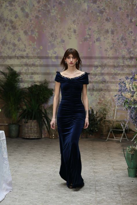 Luisa Beccaria Fall 2024 Ready-to-Wear
https://www.vogue.com/fashion-shows/fall-2024-ready-to-wear/luisa-beccaria/slideshow/collection#45 Ethereal Gowns, Award Dresses, Winter Couture, Sophie Thatcher, Couture 2024, Runway Gowns, Fashion Week 2024, Luisa Beccaria, Future Of Fashion