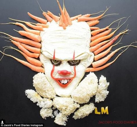 Pennywise from IT seen crafted from mash potato, cream cheese, fungus, radish, pickles and home-grown carrots Veggie Tray Ideas, Halloween Veggie Tray, Creepy Food, Creepy Halloween Food, Halloween Lunch, Food Artists, Halloween Appetizers, Tray Ideas, Veggie Tray