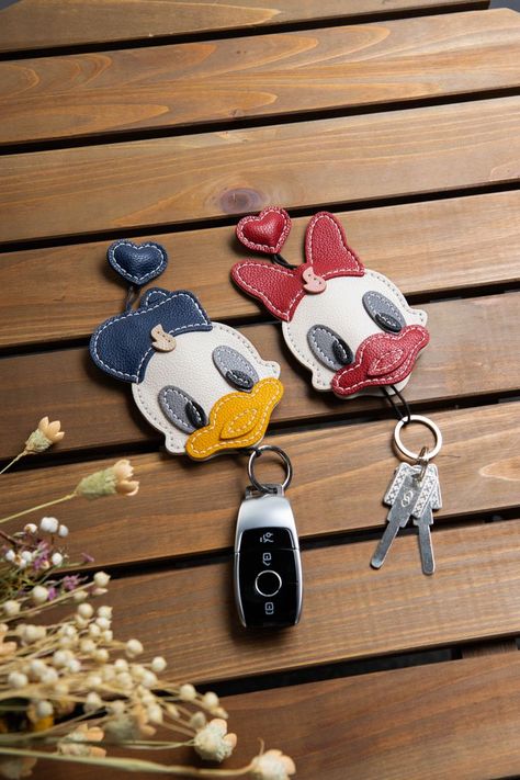 Duck Keychain, Leather Art, Leather Keyring, Toy Craft, Diy Flowers, Key Fob, Leather Accessories, Leather Working, Leather Fashion