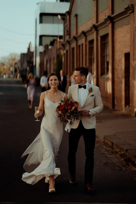 Wedding Man Costume, Summer Wedding Tuxedo For Men, Ivory Bride And Groom Attire, Romantic Groom Attire, Groom Italian Wedding, Mans Wedding Outfit, Summer Tuxedo For Men, Brunch Wedding Groom Attire, Timeless Groom Attire