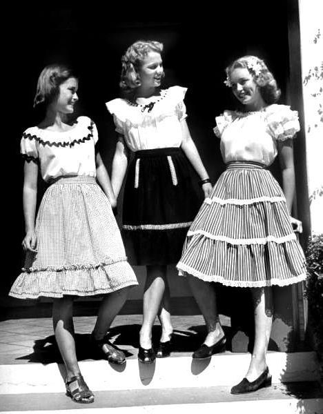 Ruffles Across the Eras ~ 1940s #vintage #1940s #fashion #dress #ruffle 40s Mode, Fashion Teenage School, Frilly Skirt, Fashion 1940s, Ideas Clothes, Three Women, Super Outfit, 1950s Style, 40s Fashion