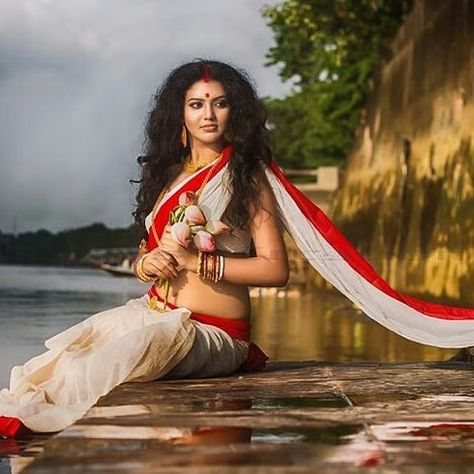 White Sari, Indian Women Painting, Indian Photoshoot, Saree Photoshoot, Indian Bridal Fashion, Portrait Photography Poses, Photography Poses Women, How To Pose, Traditional Indian