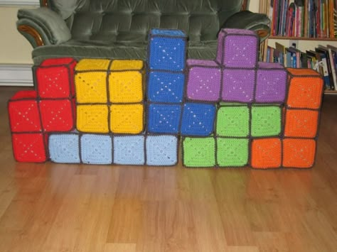 Crochet Tetris throw pillows [NOTE: use smaller modified granny squares and thick craft foam to create a real life game of Tetris (3-5 blocks each)] Tetris Crochet, Tetris Blocks, School Crochet, Crochet Together, Granny Squares Crochet, Squares Crochet, Crochet Game, Hippie Crochet, Crochet Toddler