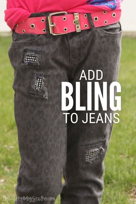 Revamp your ordinary jeans into a shimmering masterpiece with this step-by-step tutorial! Learn how to adorn your denim with the sparkle of rhinestones using Bling on a Roll, adding a touch of glamour and style to your everyday wear. This guide provides an easy and creative way to breathe new life into your wardrobe, making each stride sparkle with a personalized bling. Step into the spotlight with your dazzling new jeans! Jeans With Rhinestones, Jeans Tutorial, Bling Denim, Rhinestone Outfit, Bling Jeans, Handmade Inspiration, Work Diy, Stylish Purse, Diy Craft Tutorials