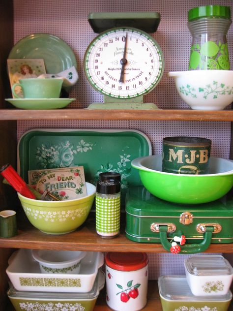 Pyrex Display, Pastor's Wife, Vintage Vignettes, Pyrex Collection, Vintage Dishware, Vintage Scale, Vintage Display, Antique Kitchen, Vintage Kitchenware