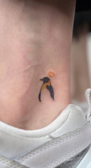 Penguin Finger Tattoo, Penguin Tattoo Men, King Penguin Tattoo, Small Penguin Tattoo Simple, Emperor Penguin Tattoo, Zoology Tattoo, Tiny Penguin Tattoo, Penguin Tattoo Couple, Small Penguin Tattoo