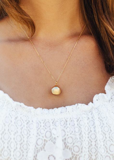 (via Sconsett Strollin’ - SophieShoeLover) - i love every season Sophie Shoelover, Real Preppy, Preppy Guide, Simple Pearl Pendant, Pinterest Jewelry, Preppy Life, 2020 Style, College Outfit, Pearl Drop Necklace