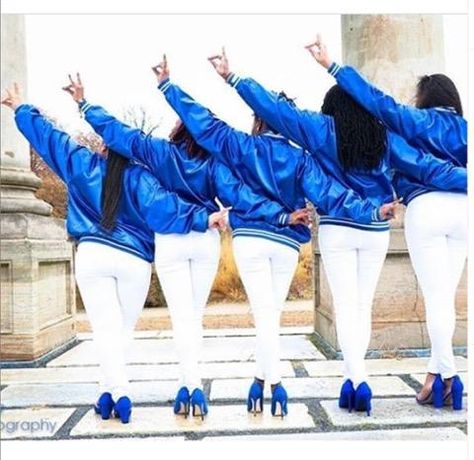 Zeta Photoshoot Ideas, Zeta Phi Beta Photoshoot, Baseball Poses, Mother Daughter Photography Poses, Sorority Photoshoot, Finer Womanhood, Graduation Picture, Graduation Picture Poses, Mother Daughter Photography