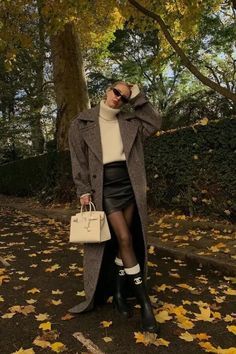 Turtleneck Outfit Ideas, Overcoat Outfit, Cute Sweater Outfits, Woolen Coat Woman, Turtleneck Outfit, Chanel Boots, Outfit Ideas For Women, Coat Women Fashion, Middle Age Fashion