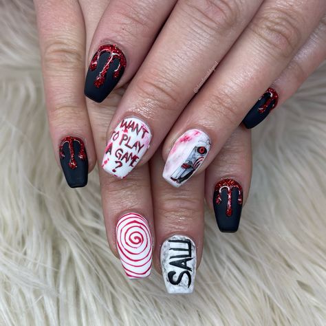 Jigsaw Nail Art, Saw Nail Designs, Short Scary Nails, Scary Halloween Nails Design Short, Halloween Nails Movies, Jig Saw Nails, Halloween Nails Scary Movie, Saw Nail Art, Saw Themed Nails