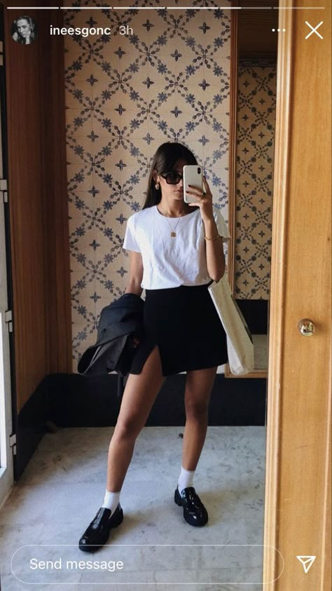 Black Skirt Outfit Summer, Mini Skirts Outfits Summer, Black Mini Skirt Outfit, Skirt Outfit Fall, Spring Skirt Outfits, Short Skirts Outfits, Job Clothes, Black Skirt Outfits, Short Black Skirt