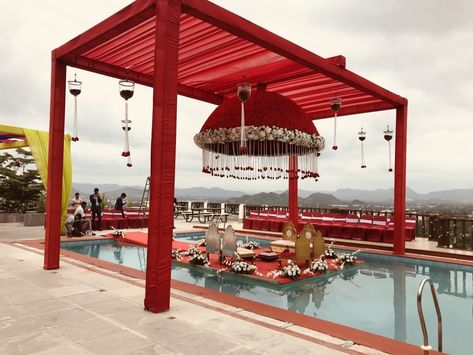 Decor To Themes: Best Poolside Party Ideas For Summer Weddings - ShaadiWish Pool Mehendi Decor, Mehendi Decor Ideas Poolside, Haldi Decoration Near Pool Side, Poolside Mandap Decor, Haldi Decor Near Pool, Pool Wedding Decorations, Wedding Pool Party, Mandap Design, Themed Wedding Decorations