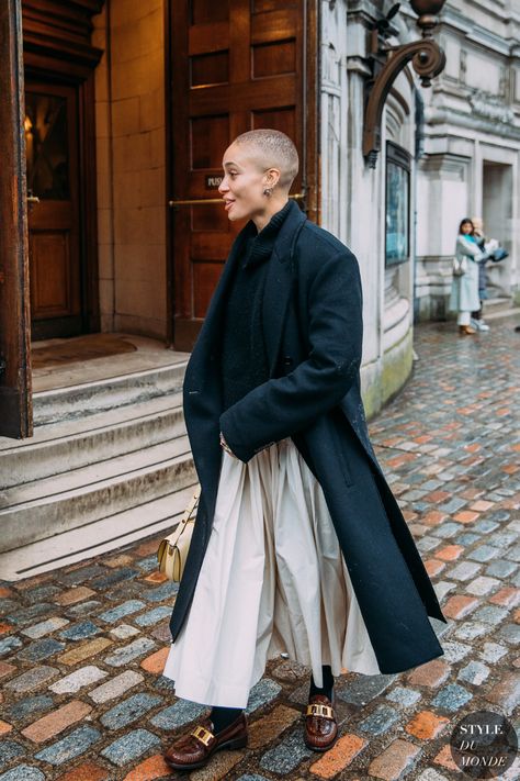 Adwoa Aboah Street Style, Adwoa Aboah Style, Street Magazine, Adwoa Aboah, 2020 Street Style, London Fall, Reportage Photography, Streetstyle Fashion, Shaved Head