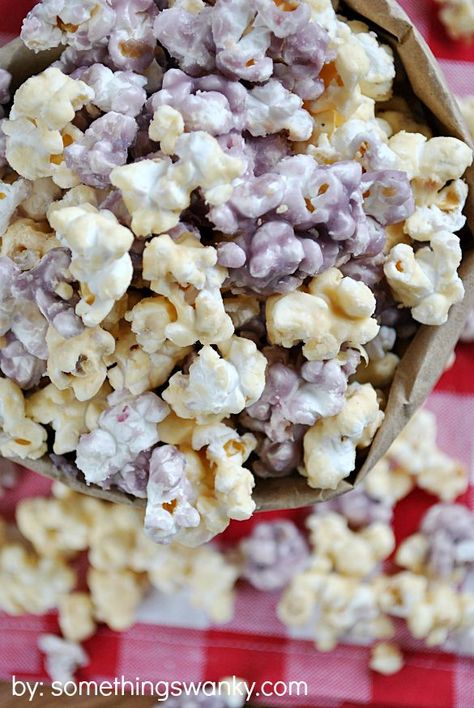 #PB&J #Popcorn is SO GOOD, easy to make, and totally addictive! from www.somethingswanky.com Homemade Popcorn Flavors, Gourmet Popcorn Recipes, Popcorn Business, Flavored Popcorn Recipes, Popcorn Ideas, Popcorn Recipes Easy, Peanut Butter Popcorn, Popcorn Flavors, Popcorn Treats