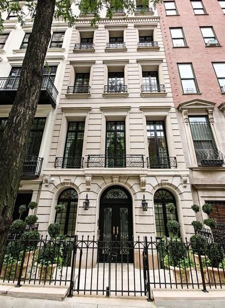 Brownstone Homes, New York Townhouse, Nyc Townhouse, Townhouse Exterior, Apartments Exterior, Luxury Townhouse, Apartment Exterior, Classic Building, Classic House Design