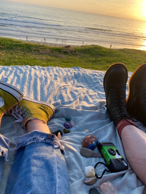 Indie Date Ideas, Girlfriends On The Beach, Summer Dating Aesthetic, Happy Lesbian Couple Aesthetic, Lesbian Picnic Date Ideas, Lesbian Date Ideas Aesthetic, Lesbian Date Night Ideas, Wlw Dates Ideas, Cute Wlw Date Ideas