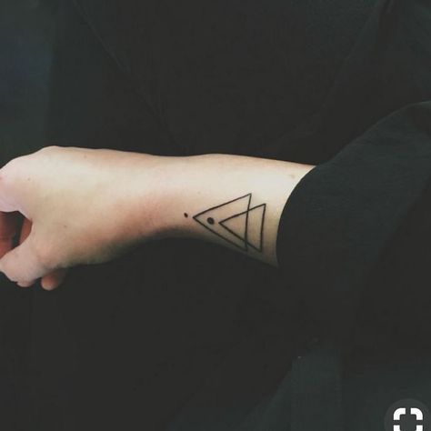 Double triangle and dots tattoo on the right wrist Geometric Triangle Tattoo, Triangle Tattoo Design, Triangle Tattoos, Tattoo Zeichnungen, Temp Tattoo, Tattoo Feminina, Trendy Tattoos, Minimal Tattoo, Mini Tattoos