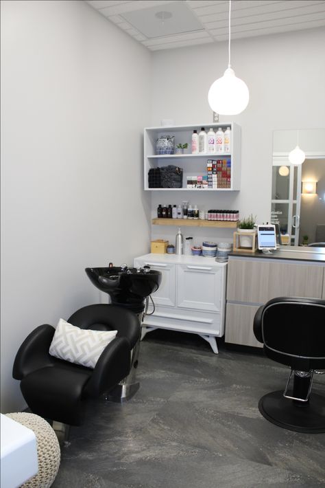 Salon Decor Studio, Beauty Bar Ideas, My Salon Suite, Small Salon, Hair Salon Equipment, Barber Shop Interior, Home Hair Salons, Beauty Room Salon, Hair Salon Interior