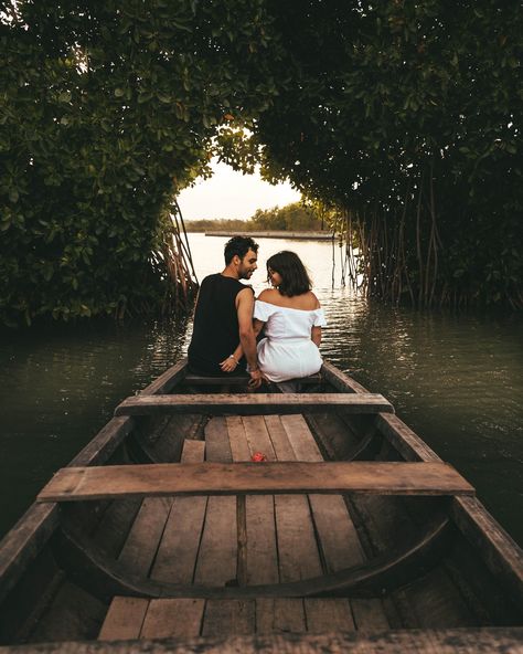 Un paseo en barca por la Isla Munroe en Kerala.  #munroeisland #kerala  #india #visitindia #destination #travel #traveltips #travelphotography #traveldestinations #blogger #travelblogger #travelcouple #viajar #explore #discover #earth #passport #inspiration #instagram #world #wonderful #love #honeymoon #wedding Kerala Honeymoon Photography, Munroe Island, Trip Poses, India Honeymoon, Travel Kerala, Kerala Trip, Honeymoon Couples, Kerala Backwaters, Kerala Travel