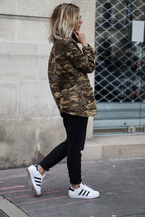 Cute Sneaker Outfits, Adidas Superstar Outfit, Superstar Outfit, Looks Adidas, Camouflage Coat, Fashion Trend Report, Look Adidas, Gorgeous Outfits, Mode Casual