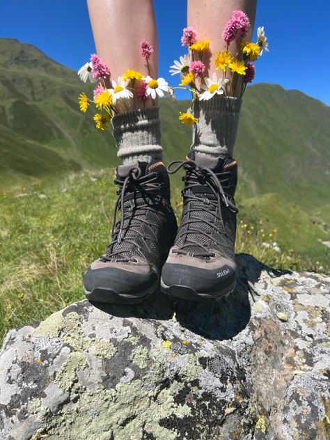 Girl’s legs in hiking boots with flowers in socks Best Hiking Shoes For Women, Granola Life, Hiking Shoes For Women, Summer Hiking Boots, Granola Aesthetic, Goofy Goober, Granola Girl Aesthetic, Best Hiking Shoes, Summer Hike