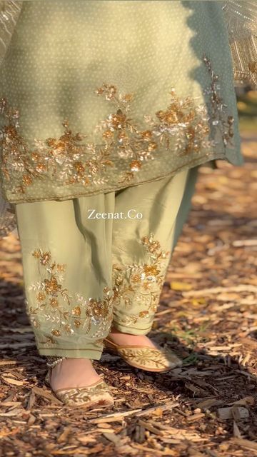 Z E E N A T. C O on Instagram: "💌🌹Jhanjran @roohaniyatbyhs Made to order | Made in India | Shipping worldwide | Can be customised in any colour, style and stuff | Jutti @raj_boot.house Jewellery @roohaniyatbyhs Kindly DM for order and any other enquiries #zeenat.co #bridesmaids #punjabisuits #pakistaniwedding #velvet #punjabisuit #viralreels #festive #instagood #trendingreels #suits #reelsinstagram #reelsinstagram #instagram #pakistanisuits #punjaban #pakistanistyle #ethnic #brampton #v Punjabi Suits Trending, Haldi Recipe, Punjabi Suits For Wedding, Designer Suits For Wedding, Punjabi Dress Design, Velvet Suit Design, Embroidery Suits Punjabi, Pakistani Women Dresses, Suits Punjabi